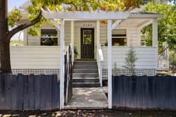 Stylish Retreat. Grand Private Yard. Fire Pit. A/C - Image 2
