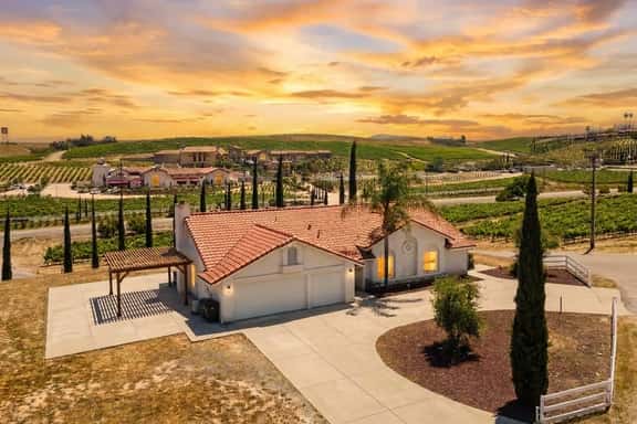 Private 20-Acre Vineyard Home | Walk to Wineries - Image 1