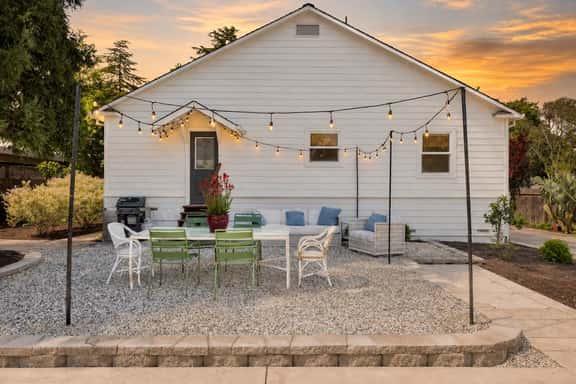 Stylish Retreat. Grand Private Yard. Fire Pit. A/C - Image 1