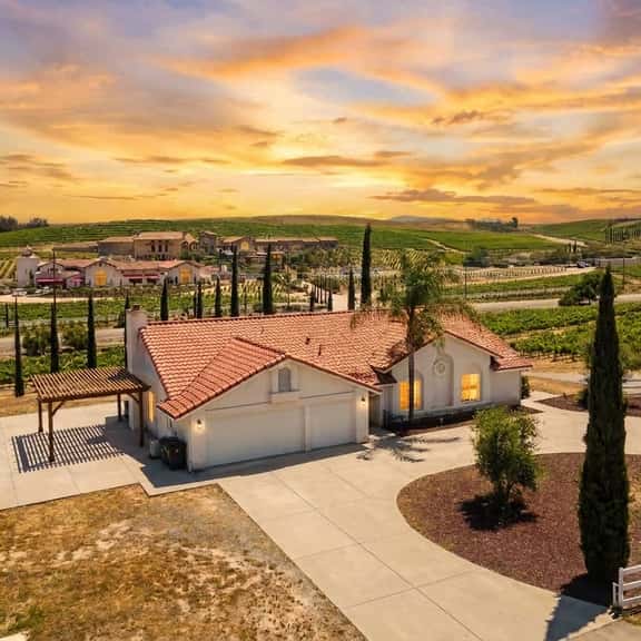 Private 20-Acre Vineyard Home | Walk to Wineries - Image 1