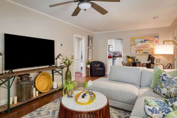 Stylish Retreat. Grand Private Yard. Fire Pit. A/C - Image 5