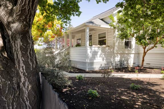 Stylish Retreat. Grand Private Yard. Fire Pit. A/C - Image 3