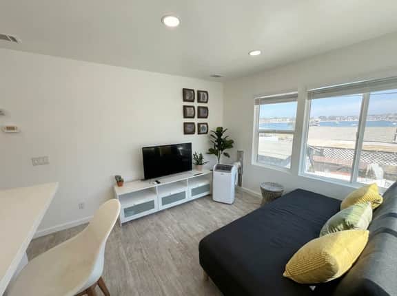 Newly Redone Bayview Apt Steps to Bay & Boardwalk - Image 4