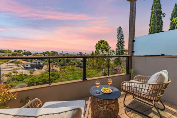 Walkable Tranquil Treetop Escape | Near Everything - Image 3