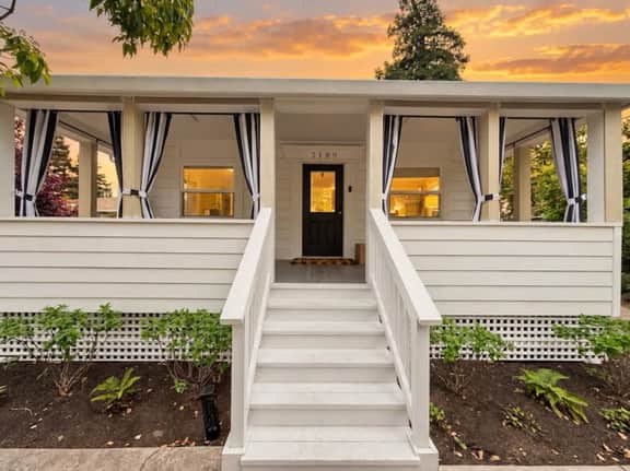 Stylish Retreat. Grand Private Yard. Fire Pit. A/C - Image 2