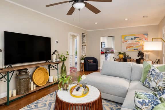 Stylish Retreat. Grand Private Yard. Fire Pit. A/C - Image 5