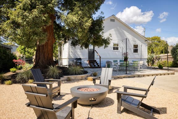 Stylish Retreat. Grand Private Yard. Fire Pit. A/C - Image 1