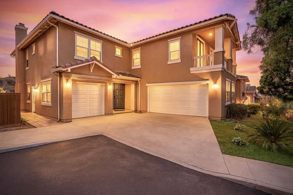 Allura Del Mar Heights Pet-Friendly 5BR Retreat - Image 1