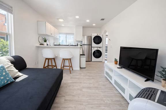 Newly Redone Bayview Apt Steps to Bay & Boardwalk - Image 1